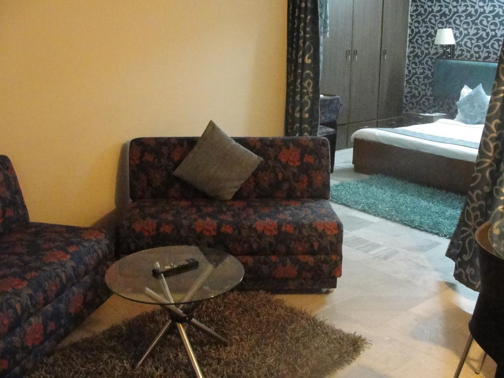 Oyo 15791 Flagship Hotel Executive Hazratganj Lakhnaú Exteriér fotografie