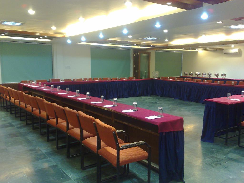 Hotel Executive Lakhnaú Exteriér fotografie